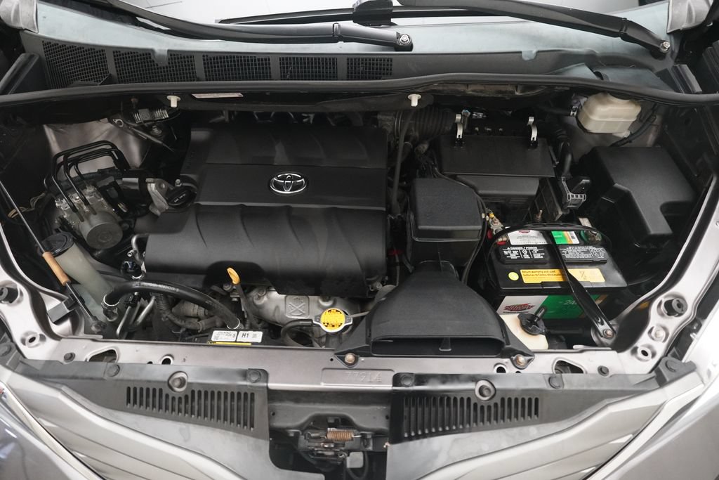 Used 2014 Toyota Sienna XLE FWD image 3