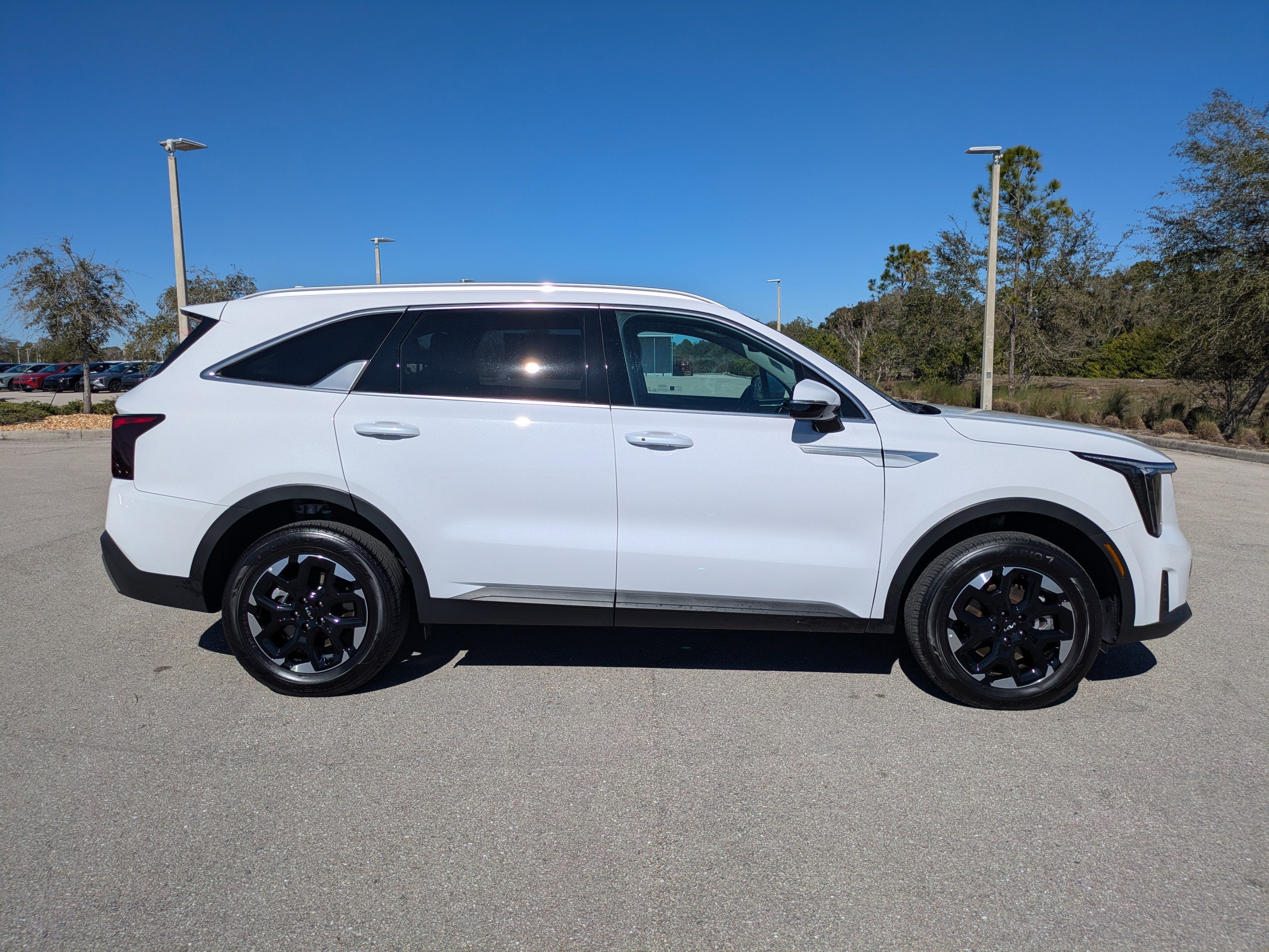 Certified 2025 Kia Sorento S image 4