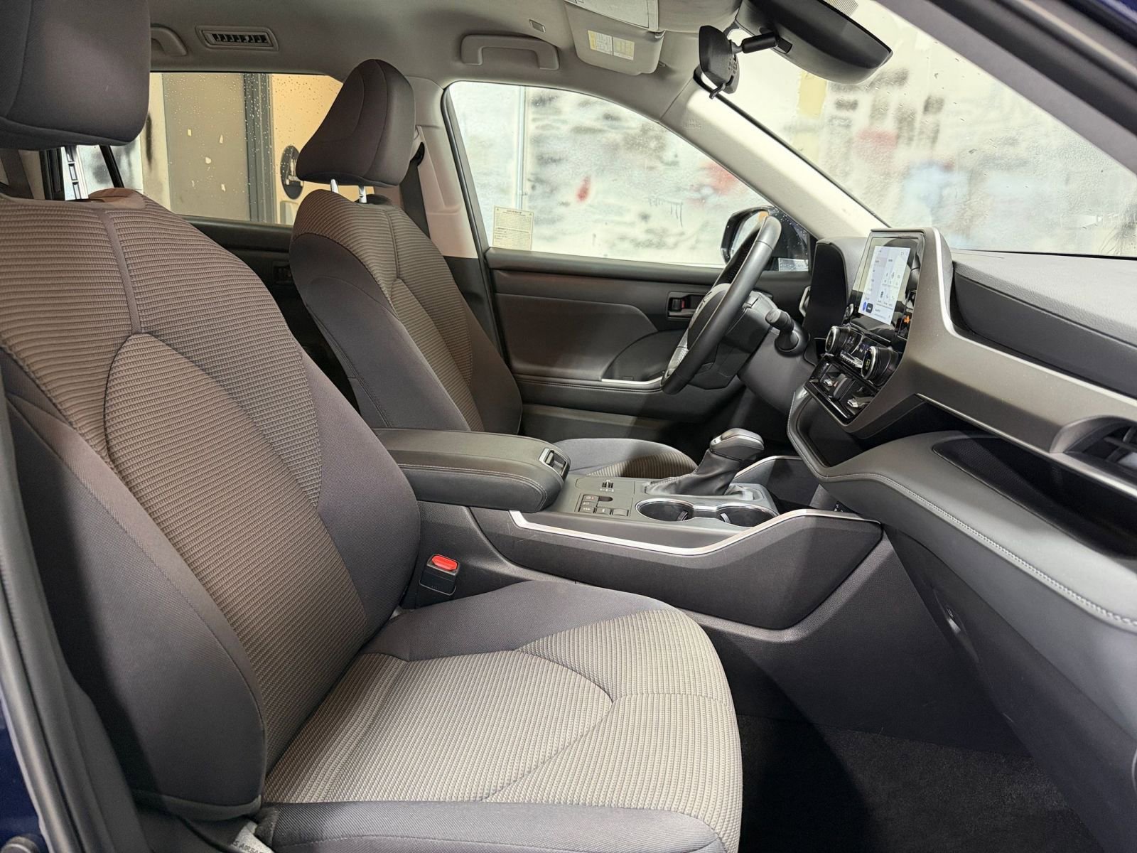 Used 2025 Toyota Highlander LE image 37