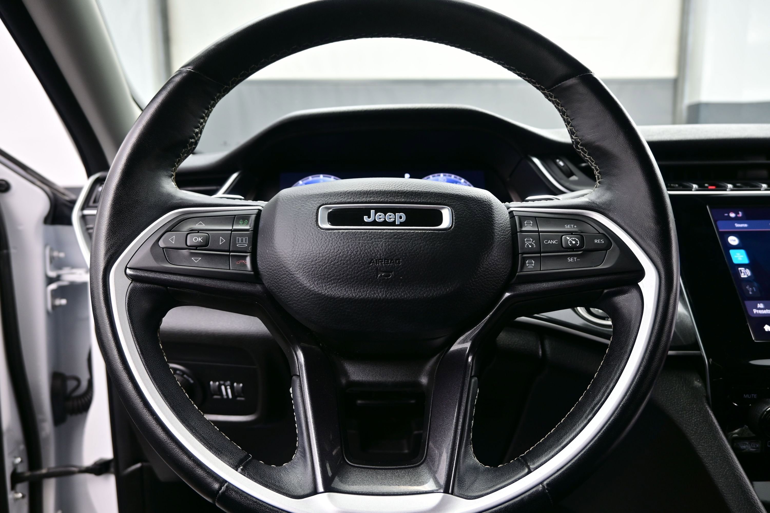 Used 2022 Jeep Grand Cherokee L Laredo w/ Luxury Tech Group I AWD/4WD image 22