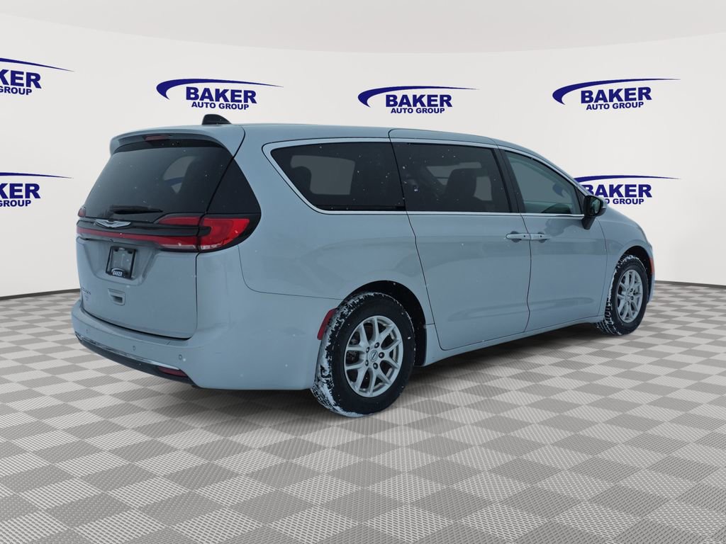 Used 2023 Chrysler Pacifica Touring-L image 3