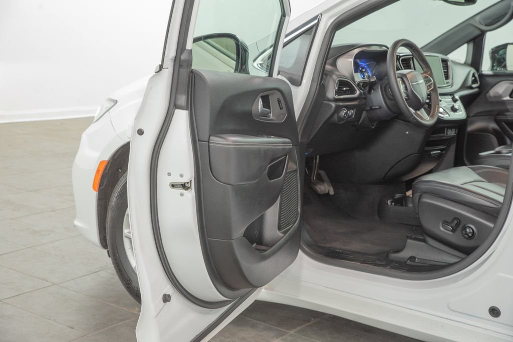 Used 2025 Chrysler Pacifica Select FWD image 6