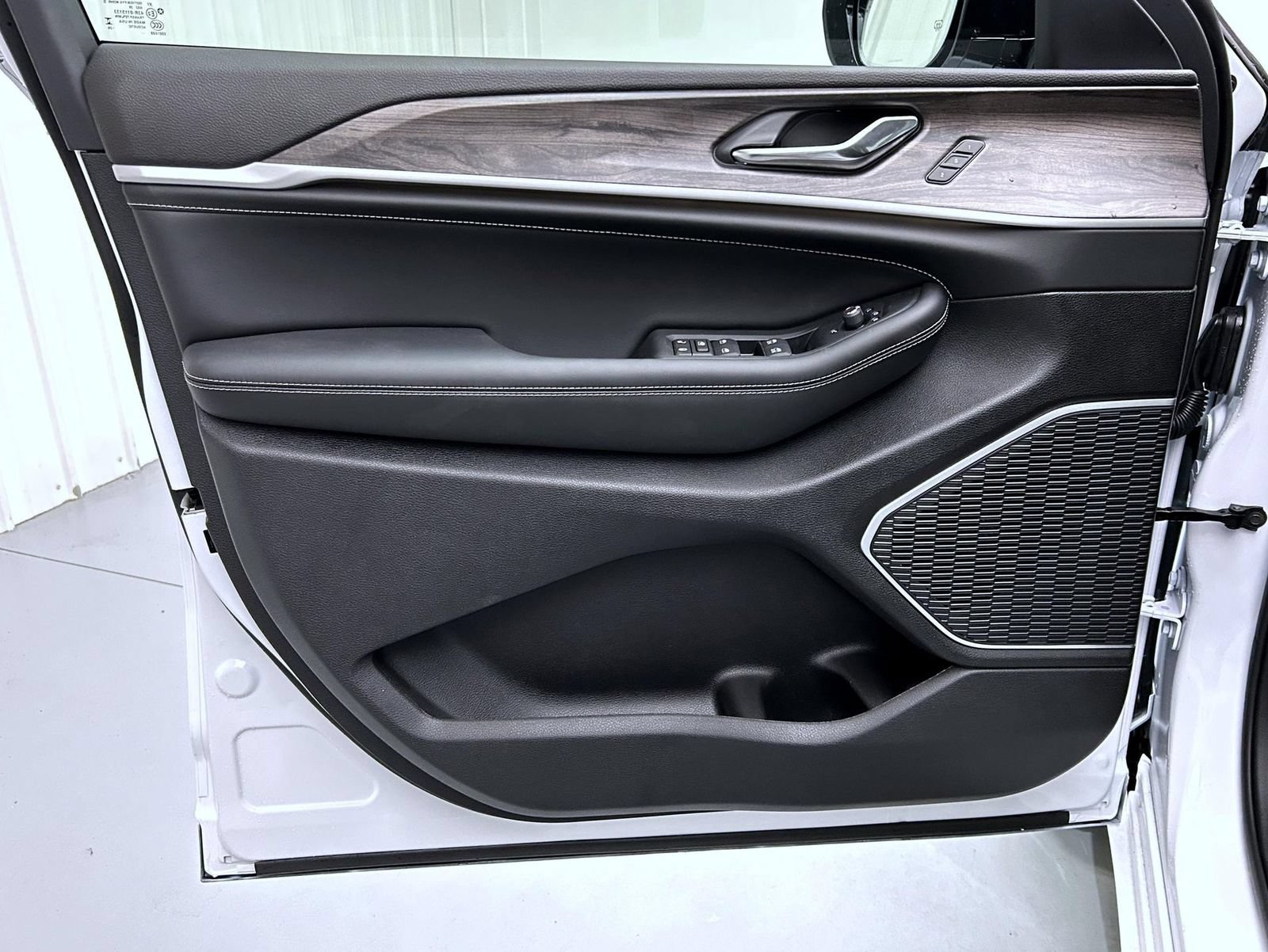 New 2027 Jeep Grand Cherokee Limited AWD/4WD image 9
