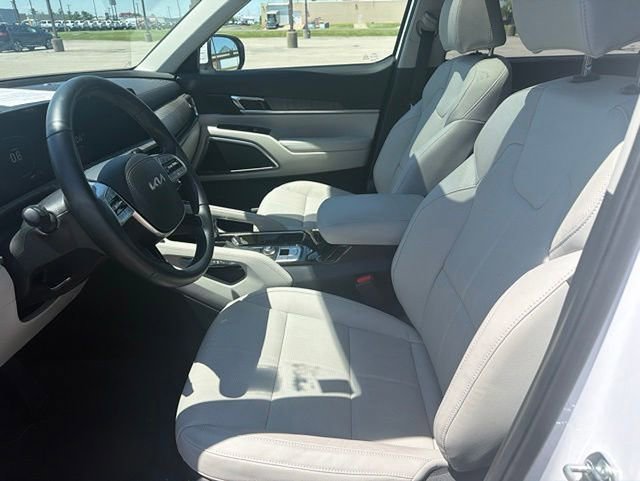 Used 2025 Kia Telluride EX w/ EX Captain's Chair Package FWD image 6