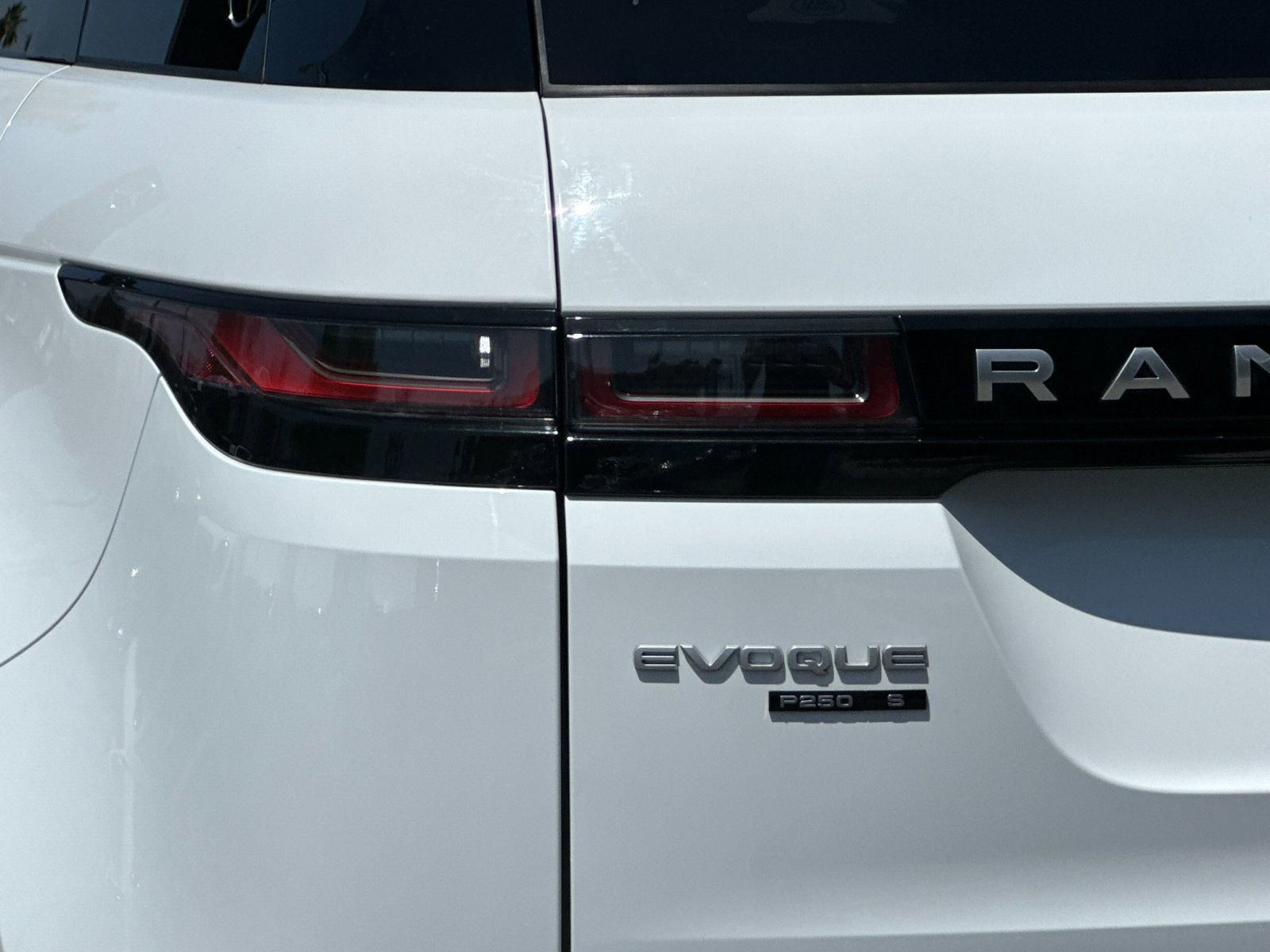 Used 2020 Land Rover Range Rover Evoque S AWD/4WD image 32