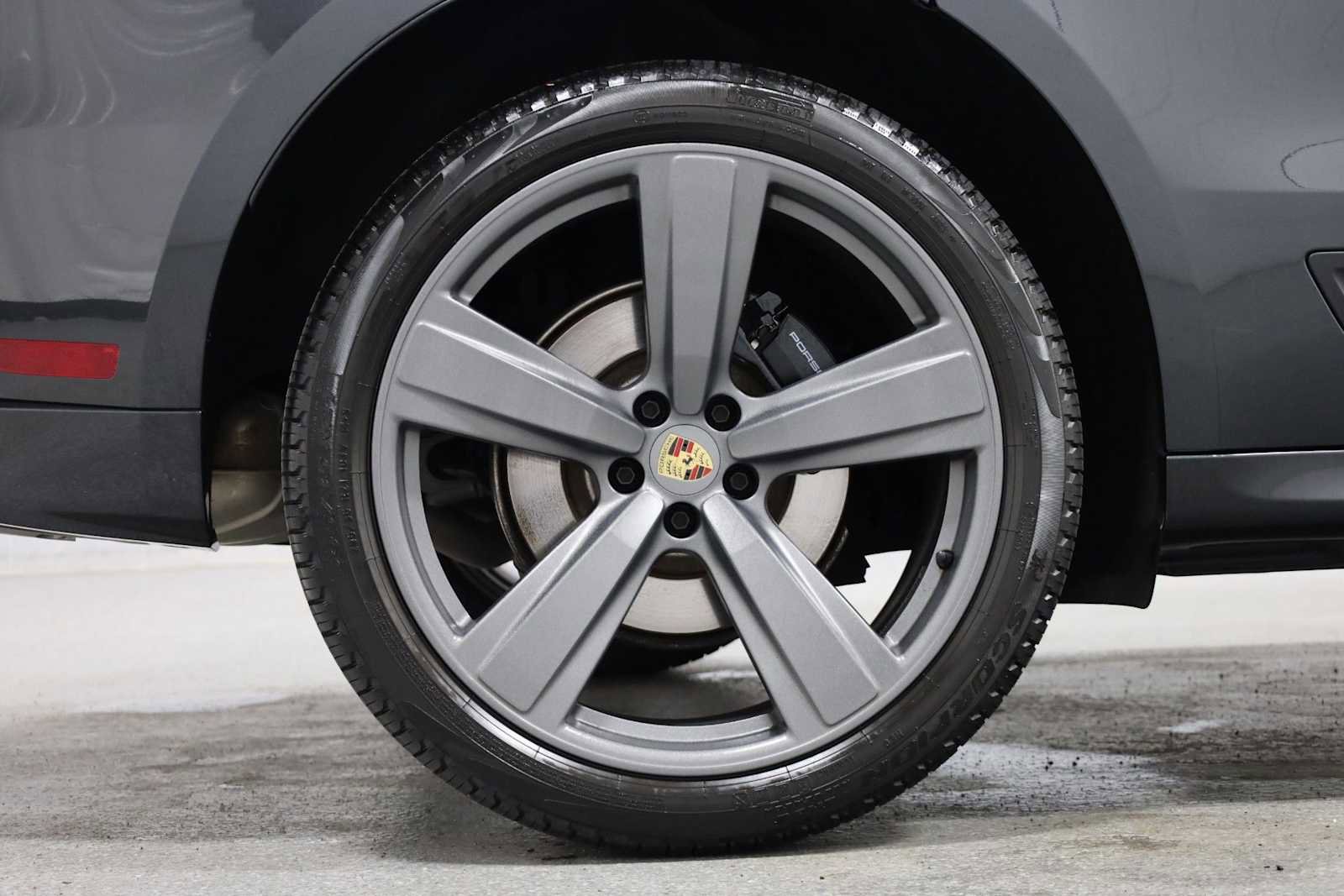 Certified 2024 Porsche Macan AWD/4WD image 38