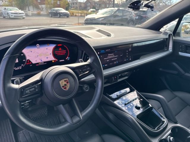 Used 2024 Porsche Cayenne w/ Premium Package image 18