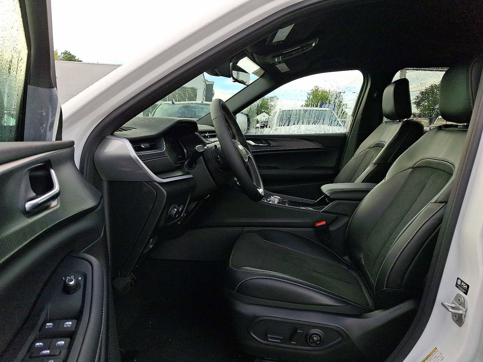 New 2025 Jeep Grand Cherokee Altitude image 9