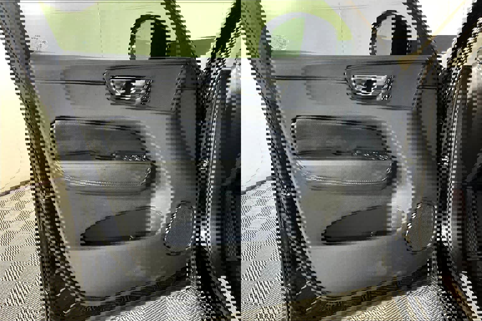 Used 2020 Volvo XC60 T5 Momentum w/ Premium Package image 21