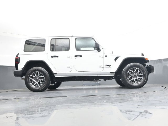 Used 2025 Jeep Wrangler Unlimited Sahara AWD/4WD image 32