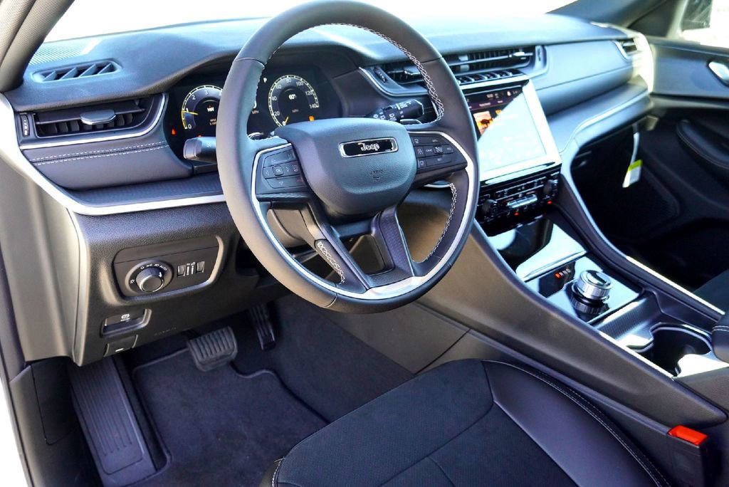 New 2025 Jeep Grand Cherokee L Altitude image 9