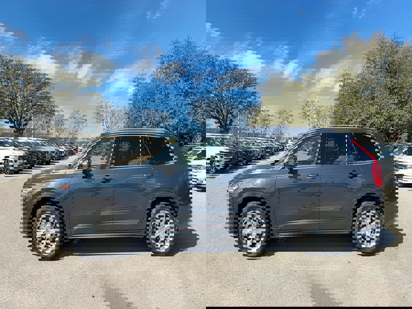 Used 2021 Volvo XC90 T5 Momentum w/ Protection Package Premier image 3