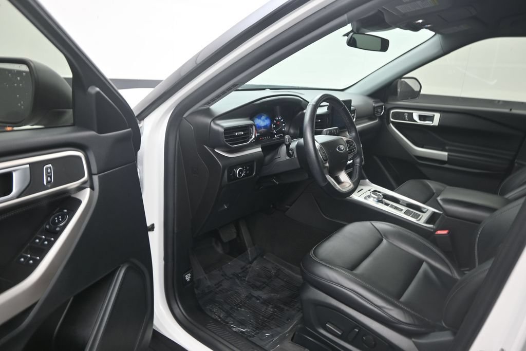 Used 2023 Ford Explorer XLT w/ Equipment Group 202A RWD image 10