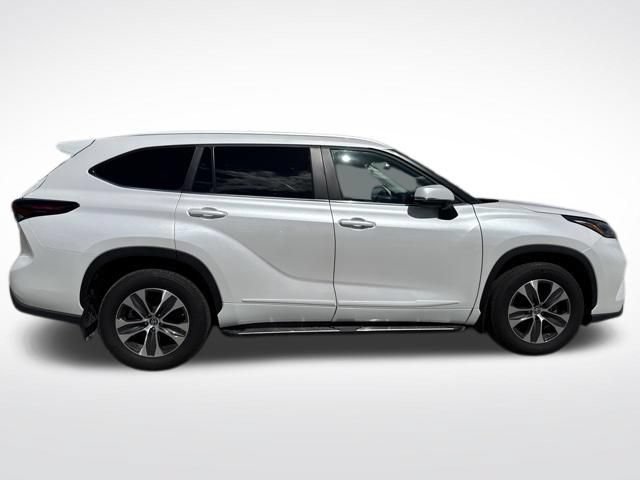 Used 2024 Toyota Highlander LE AWD/4WD image 13