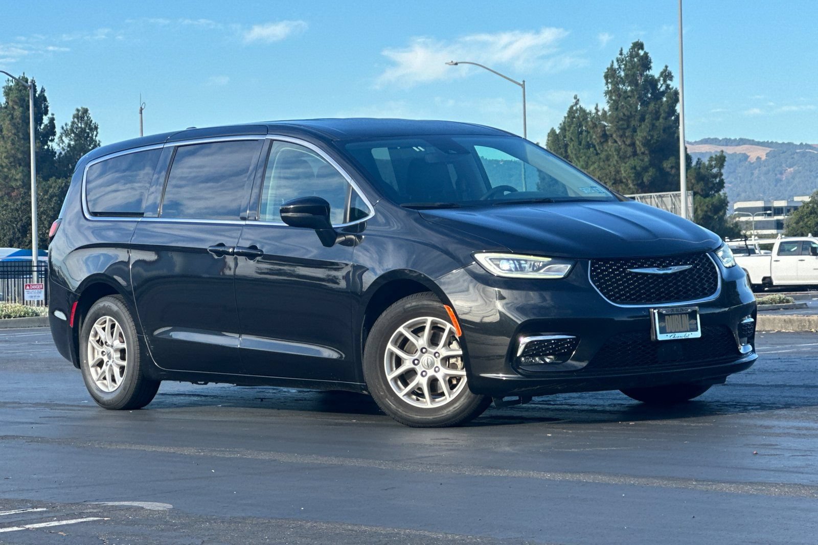 Used 2023 Chrysler Pacifica Touring-L FWD image 2