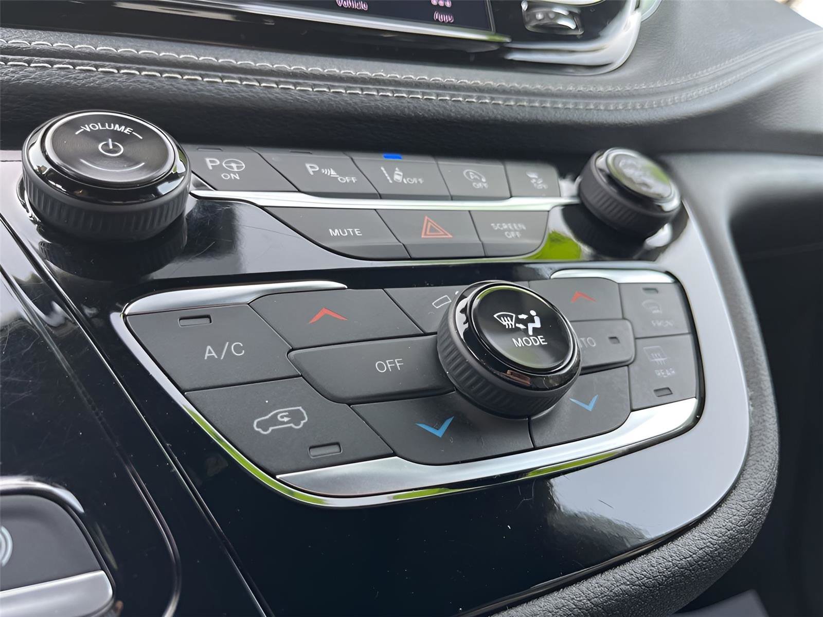 Used 2024 Chrysler Pacifica Touring-L w/ S Appearance Package image 16