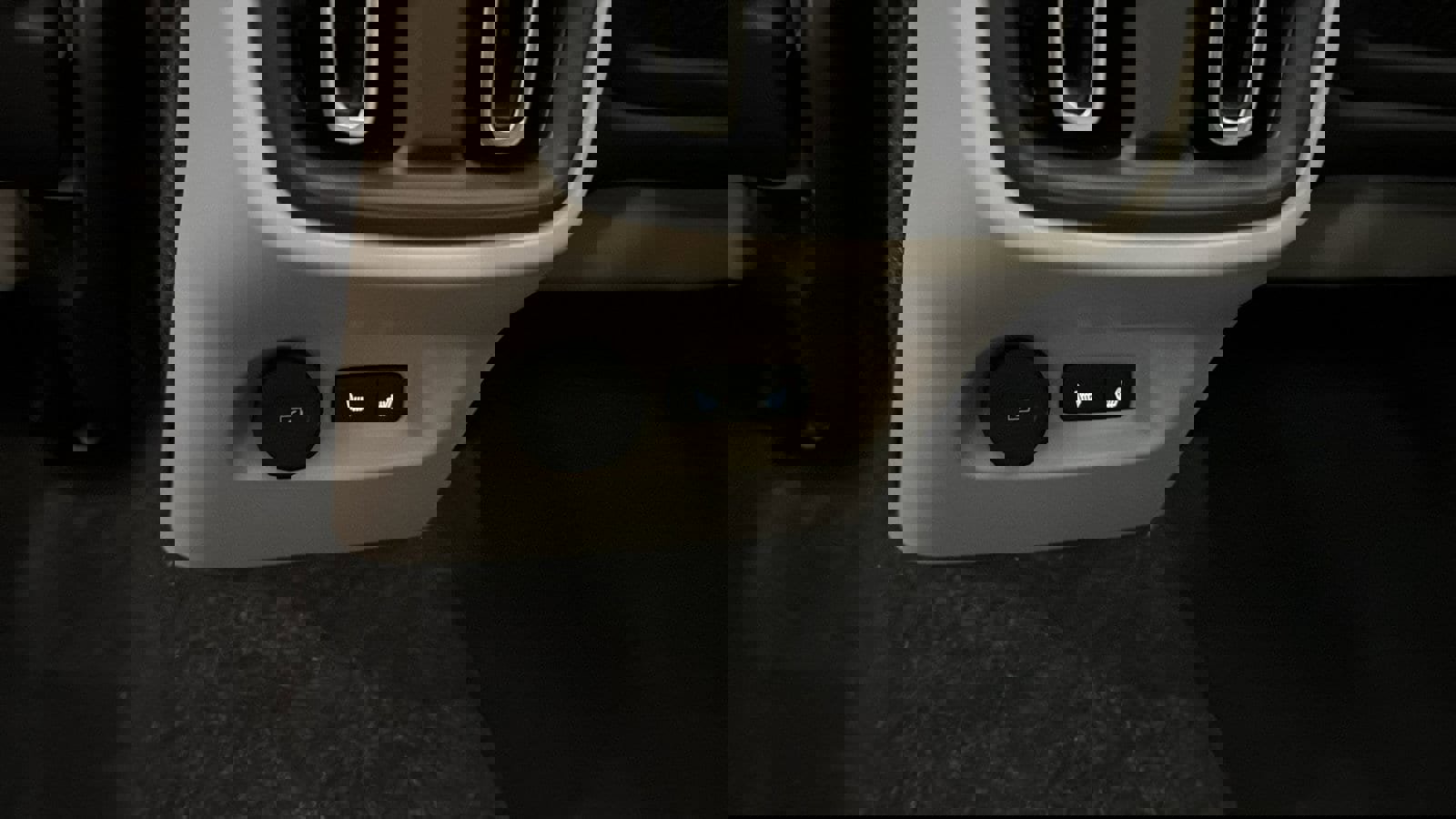 Used 2026 Volvo XC40 B4 Plus w/ Climate Package image 28