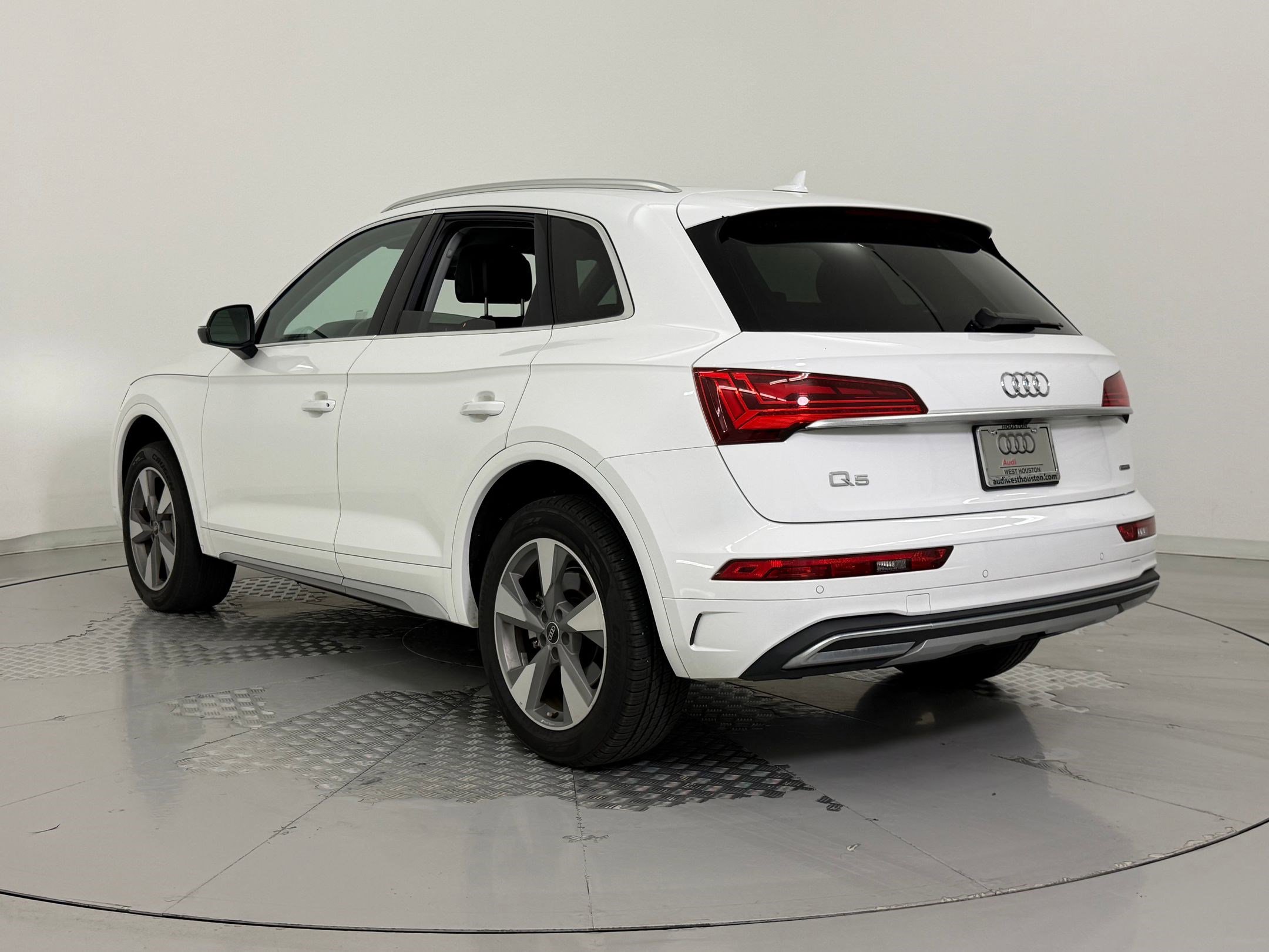 Used 2023 Audi Q5 2.0T Premium w/ Convenience Package image 3