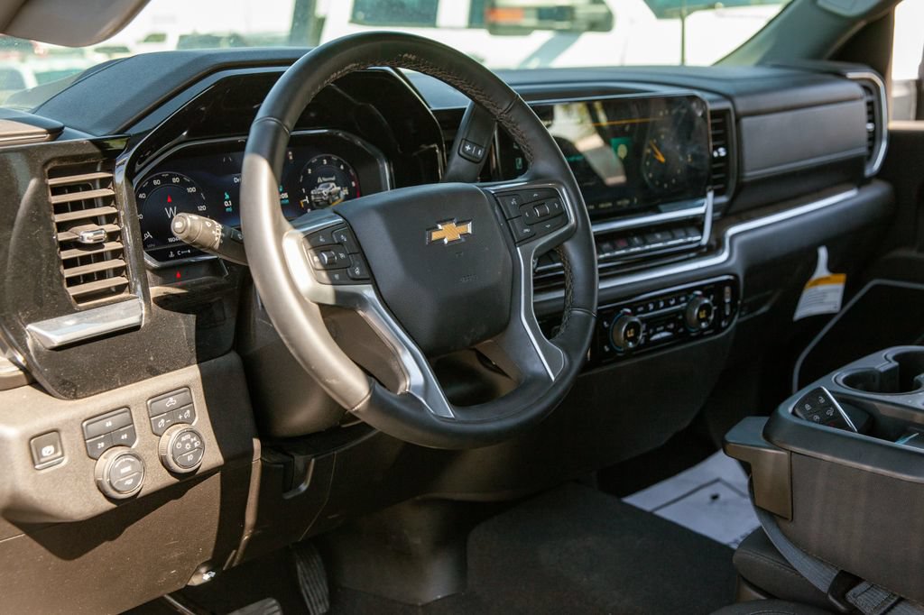 Used 2025 Chevrolet Silverado 2500 LT w/ Convenience Package AWD/4WD image 10