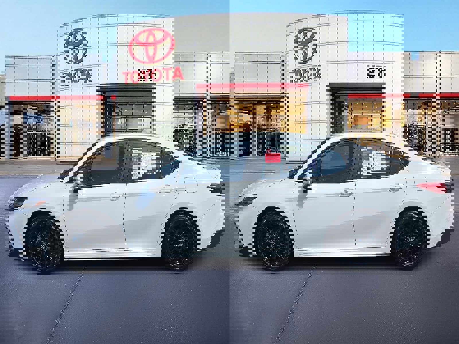 Used 2025 Toyota Camry SE w/ Convenience Package image 8