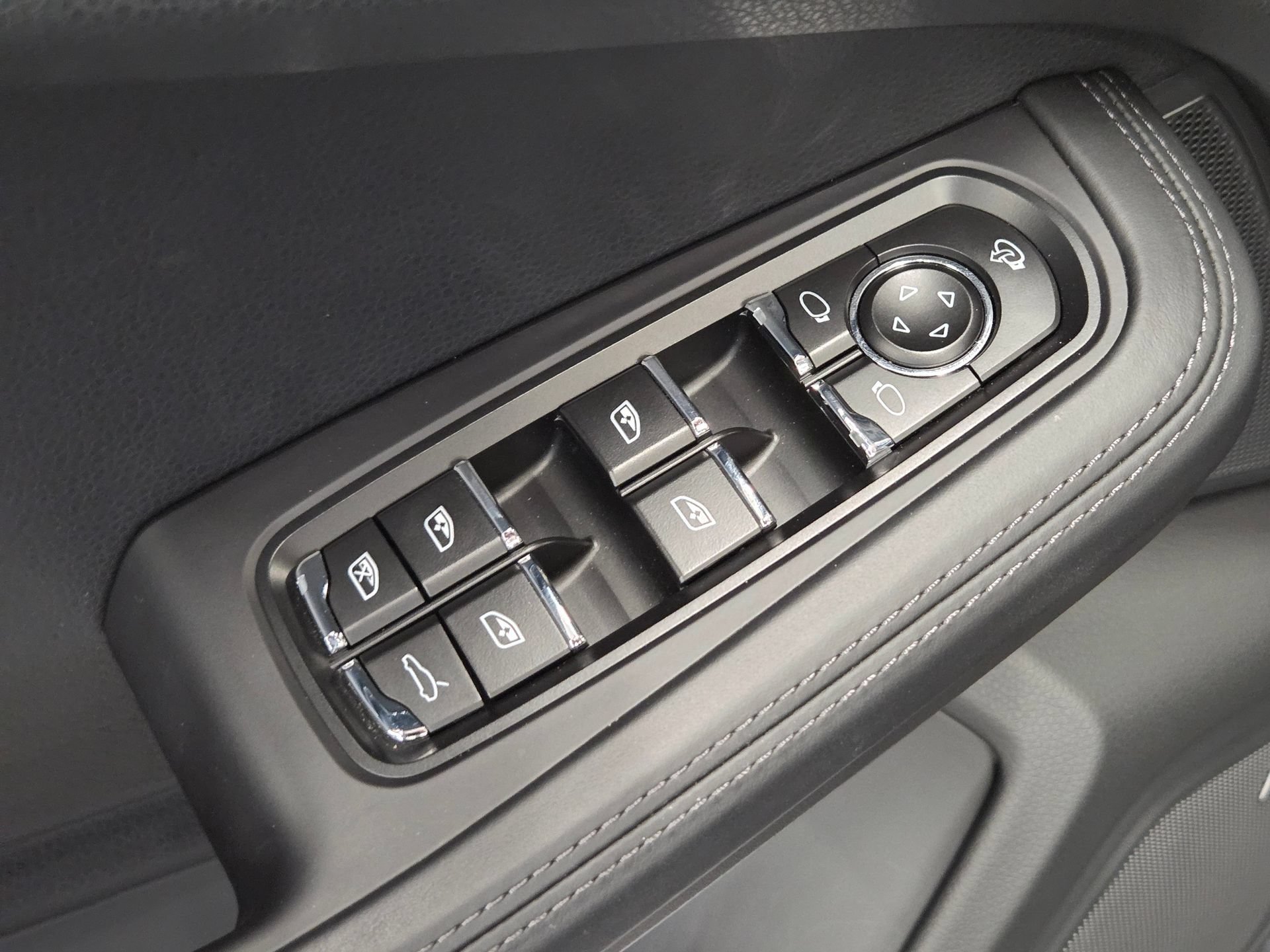 Certified 2025 Porsche Macan AWD/4WD image 15