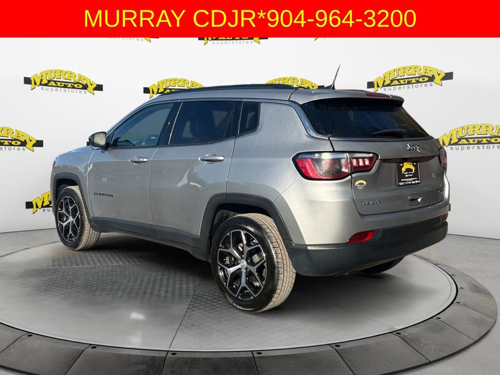 Used 2024 Jeep Compass Latitude image 3