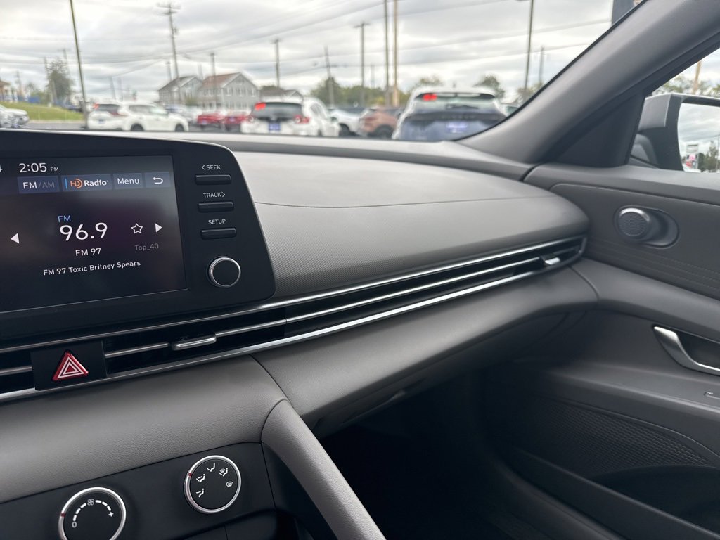 Used 2025 Hyundai Elantra SE w/ Cargo Package image 29