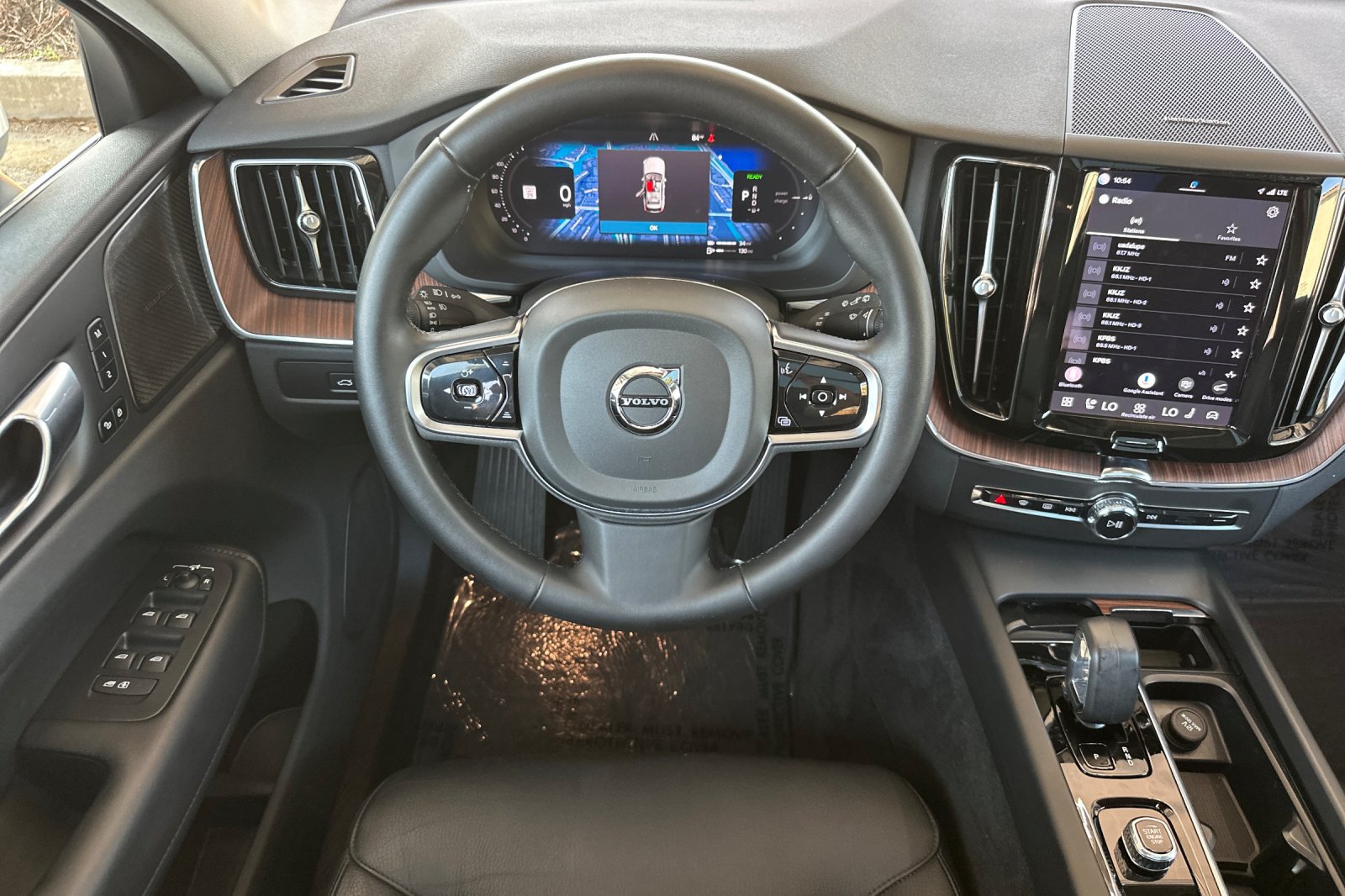Certified 2023 Volvo XC60 T8 Plus AWD/4WD image 16
