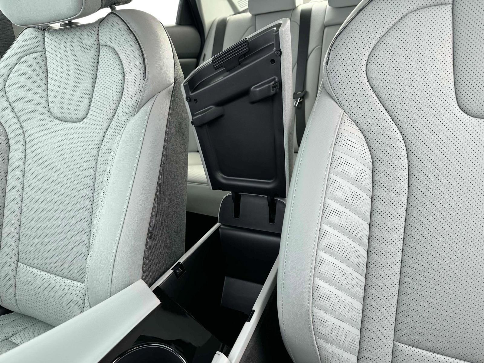 New 2025 Hyundai Elantra Limited image 18