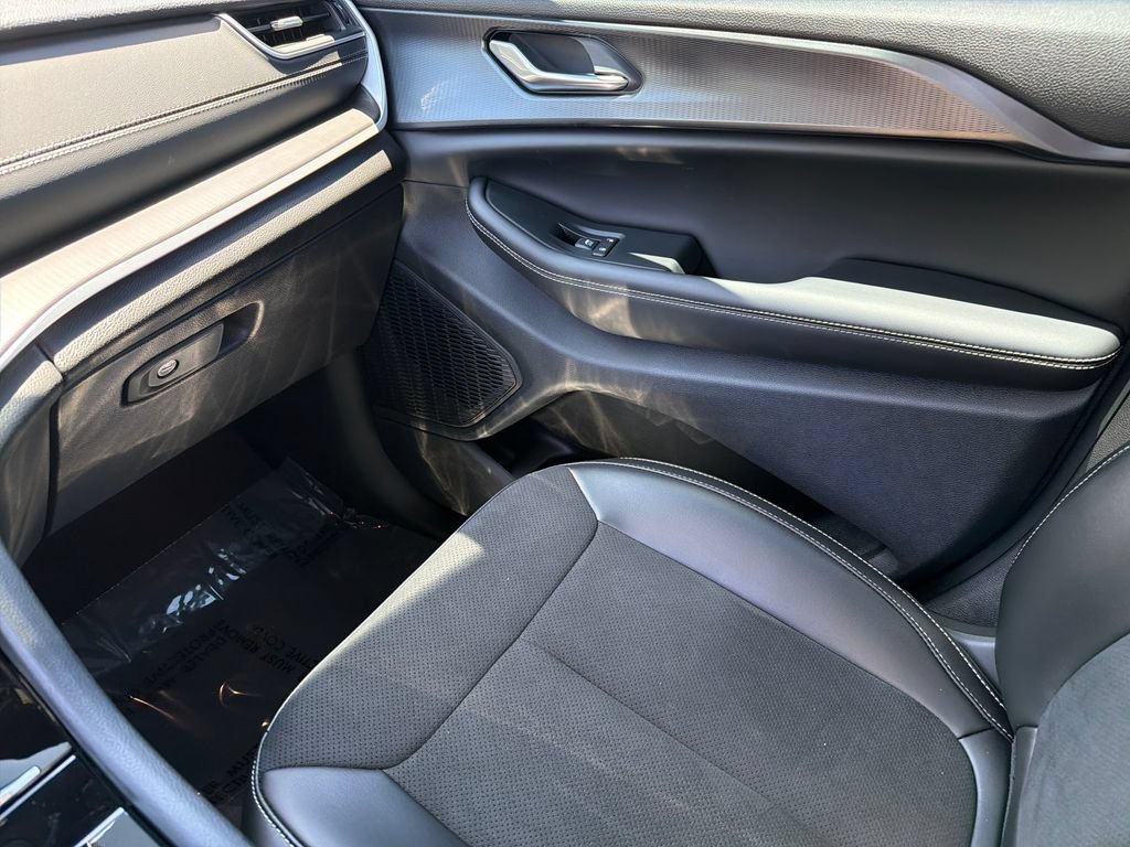 Used 2025 Jeep Grand Cherokee Altitude RWD image 30
