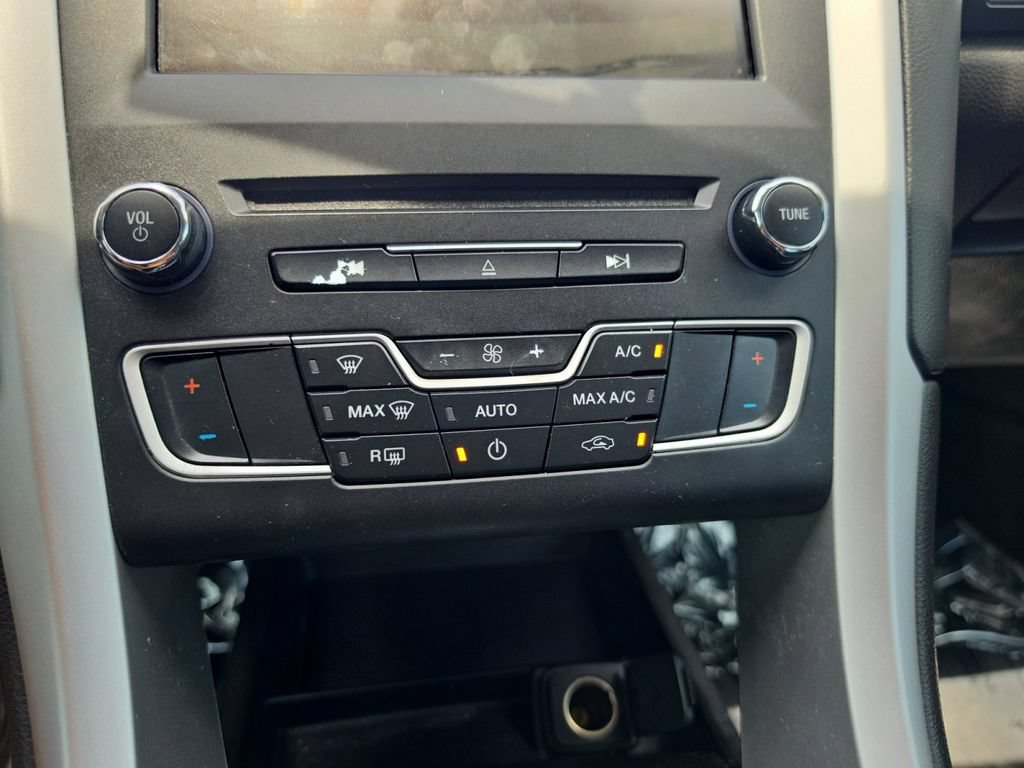 Used 2016 Ford Fusion SE FWD image 18