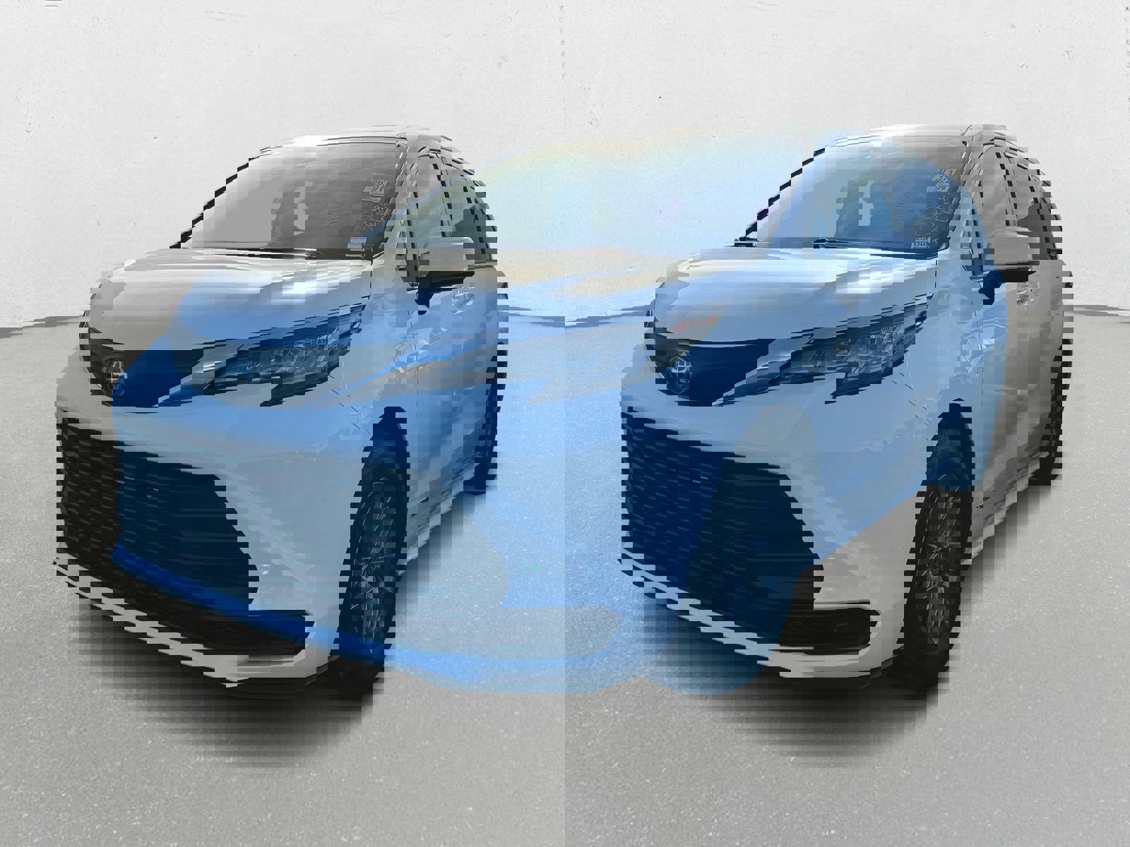 Used 2021 Toyota Sienna LE image 2