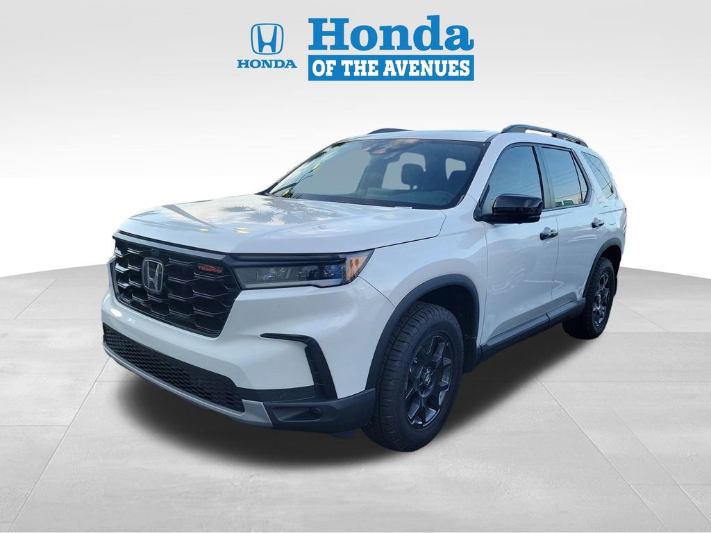 Used 2025 Honda Pilot TrailSport image 3