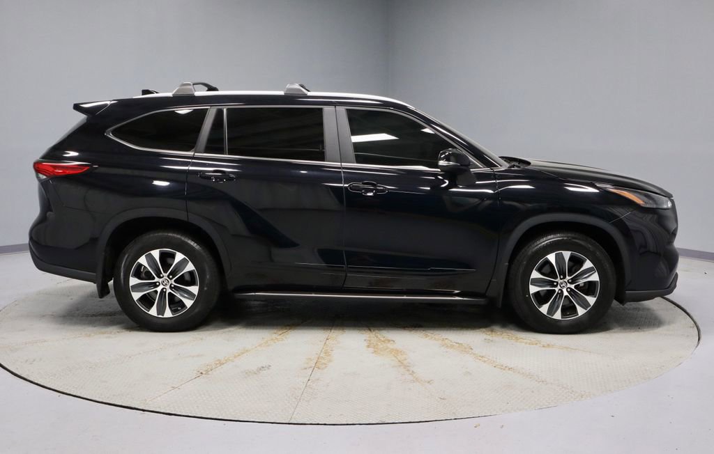 Used 2023 Toyota Highlander XLE AWD/4WD image 12