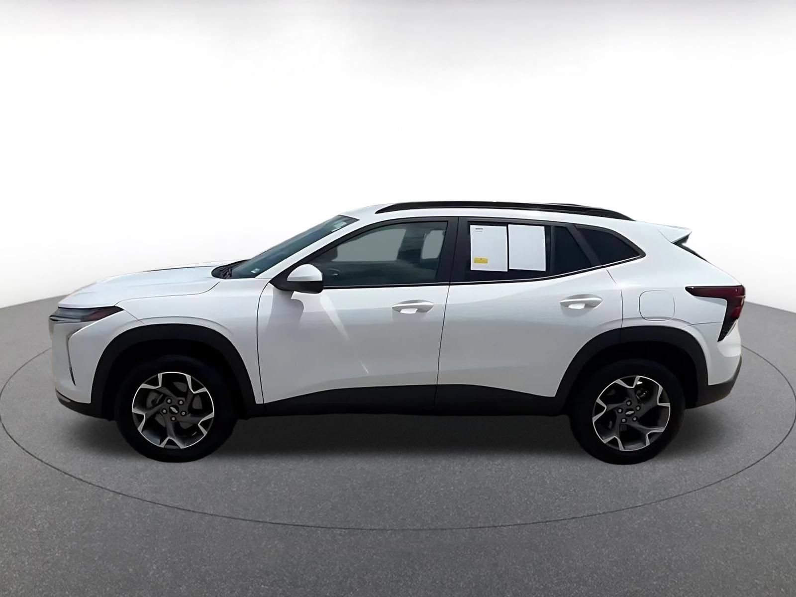 Used 2025 Chevrolet Trax LT FWD image 9
