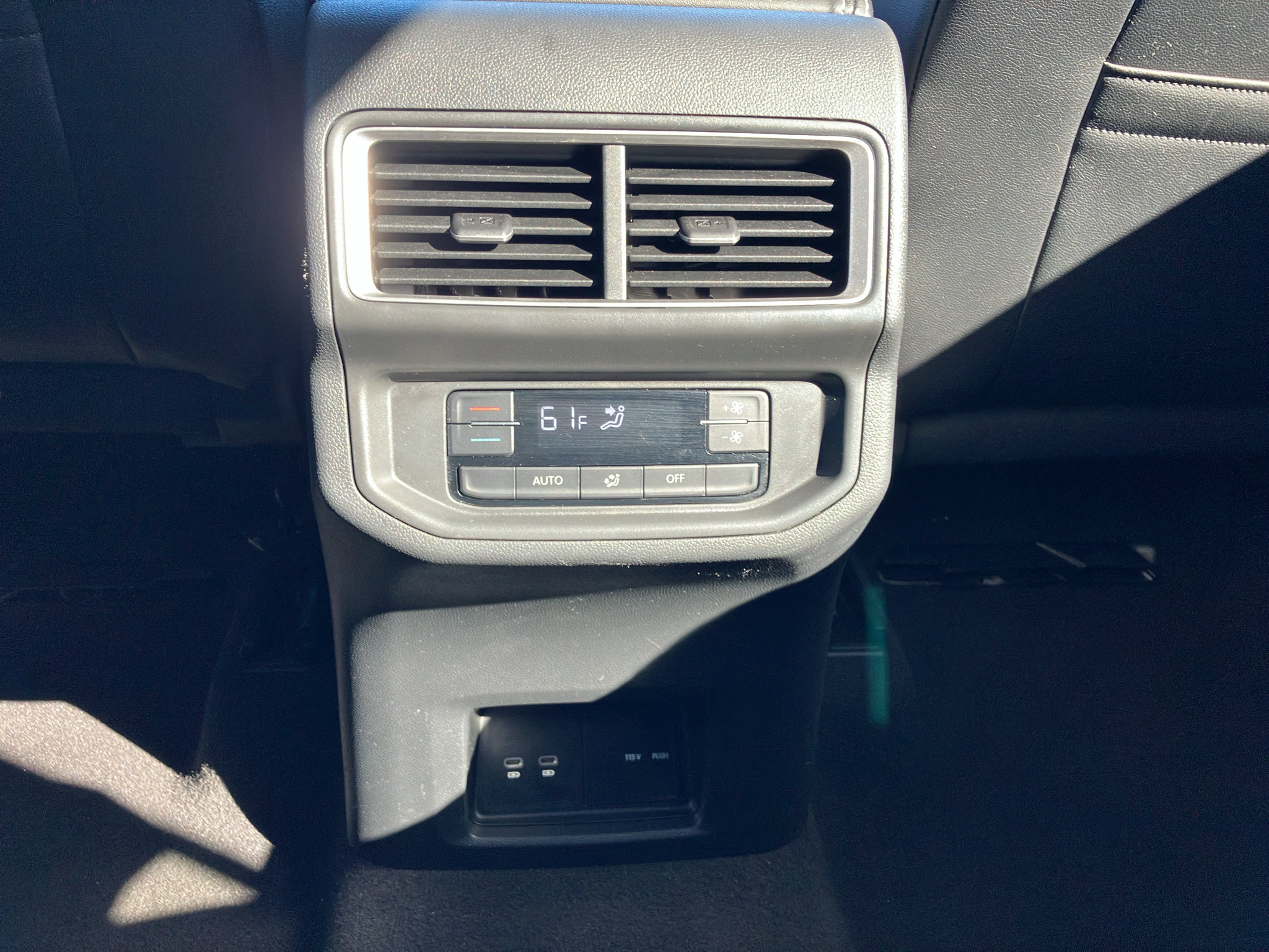 Used 2024 Volkswagen Atlas SE AWD/4WD image 33