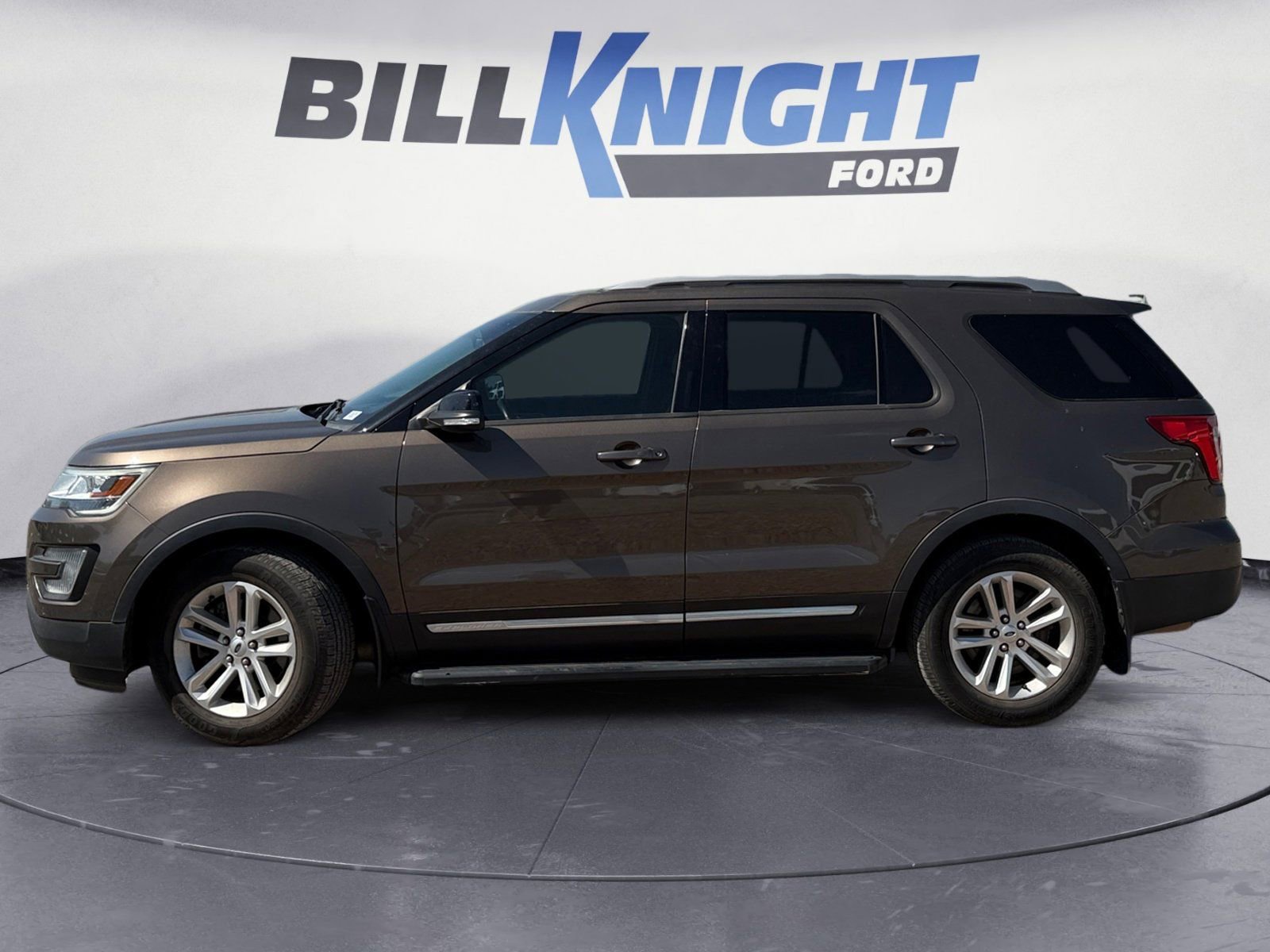 Used 2016 Ford Explorer XLT w/ Equipment Group 202A FWD image 2