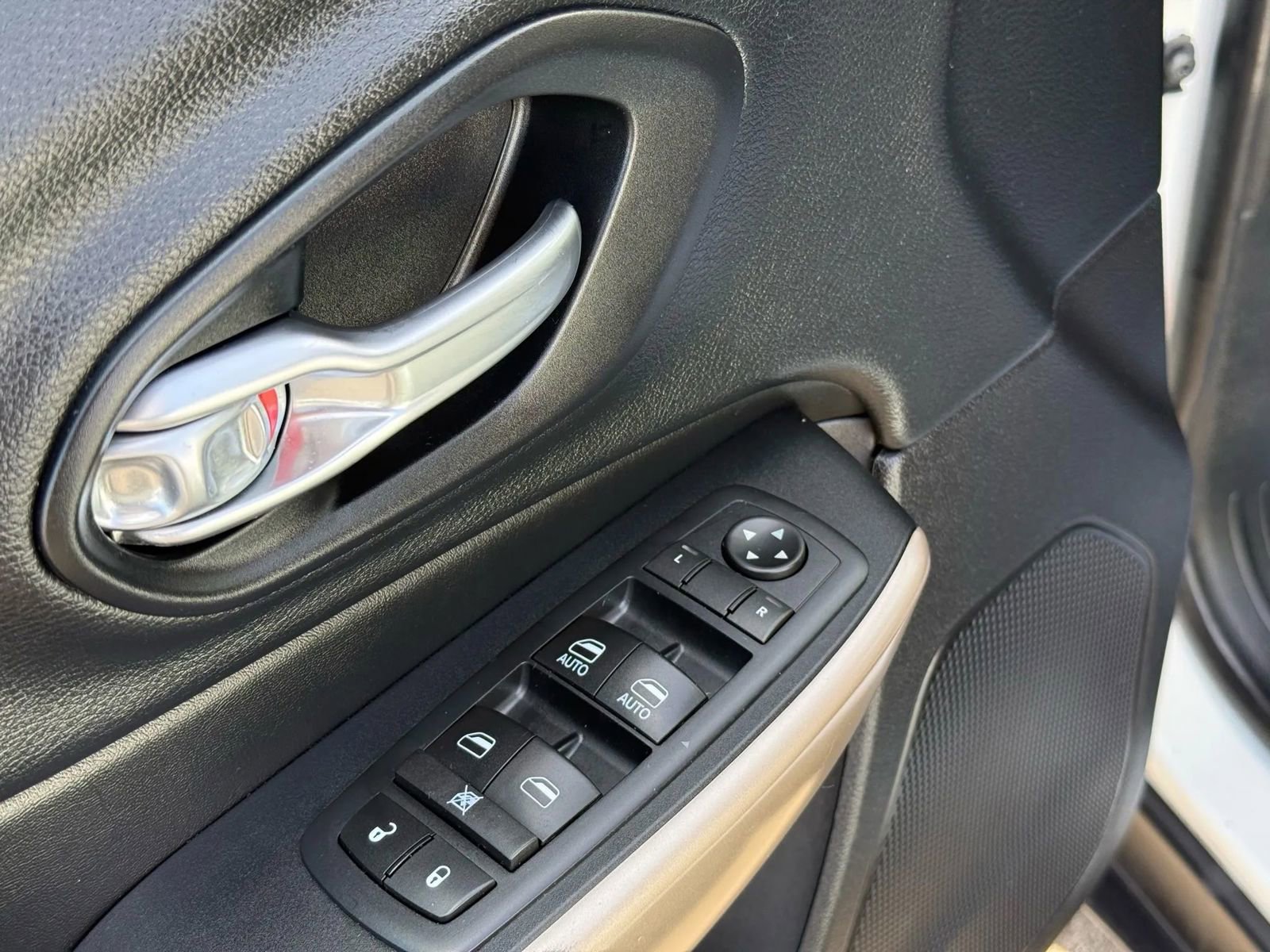 Used 2017 Jeep Cherokee Latitude w/ True North Edition image 19