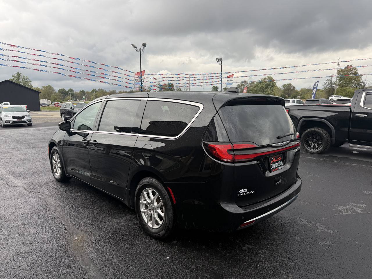 Used 2024 Chrysler Pacifica Touring FWD image 7