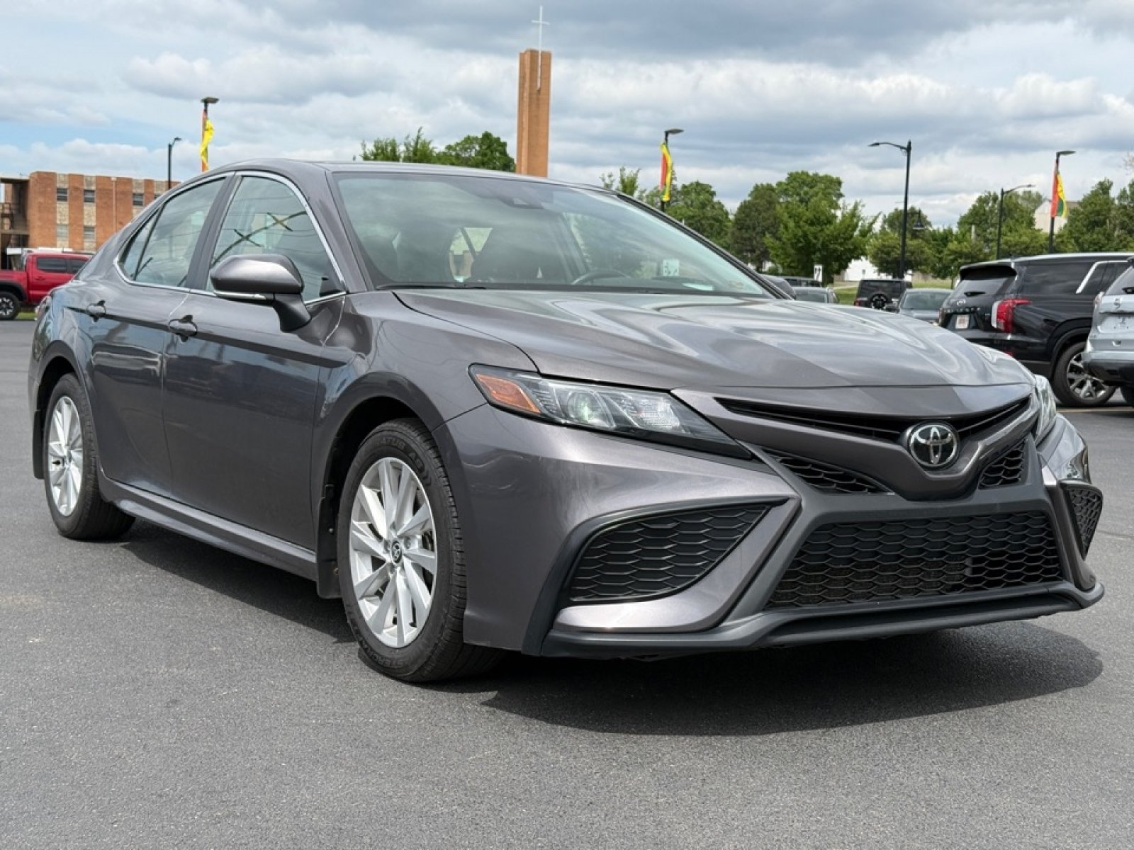 Used 2023 Toyota Camry SE FWD image 2