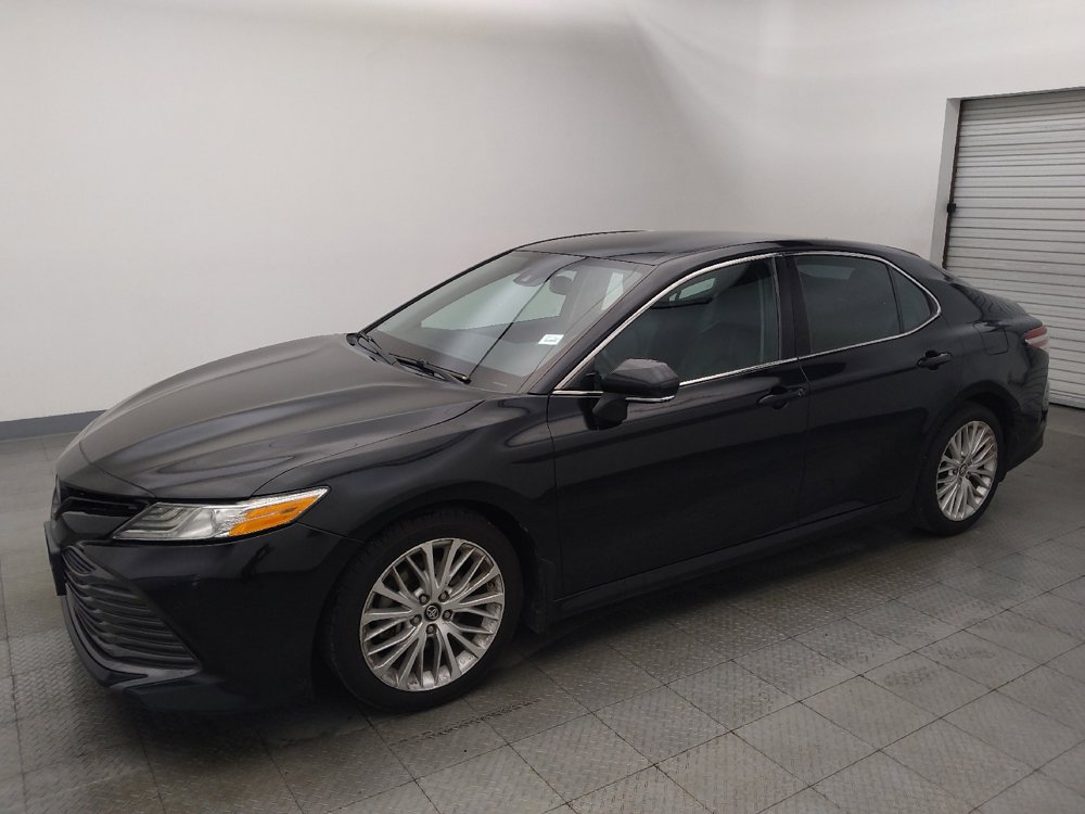 Used 2018 Toyota Camry XLE FWD image 2