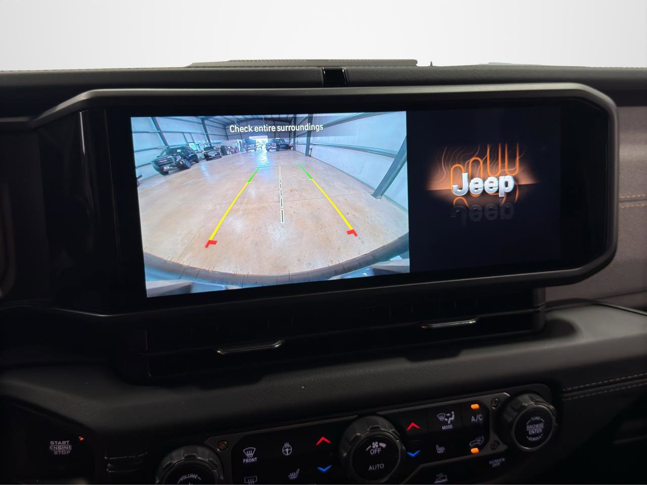 Used 2025 Jeep Wrangler Unlimited Sahara AWD/4WD image 23