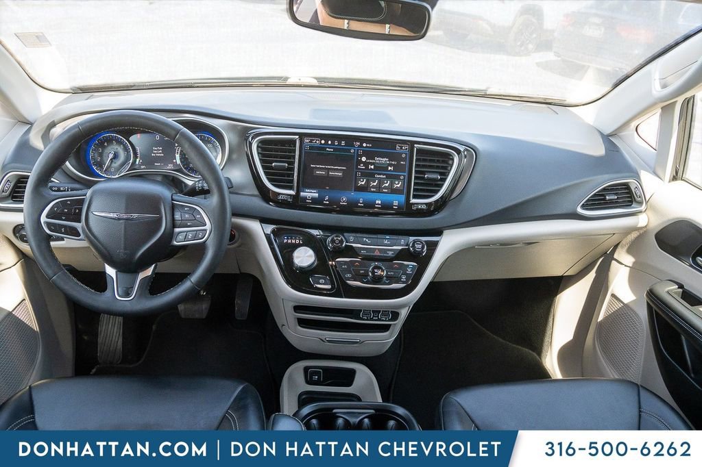 Used 2024 Chrysler Pacifica Touring-L image 4