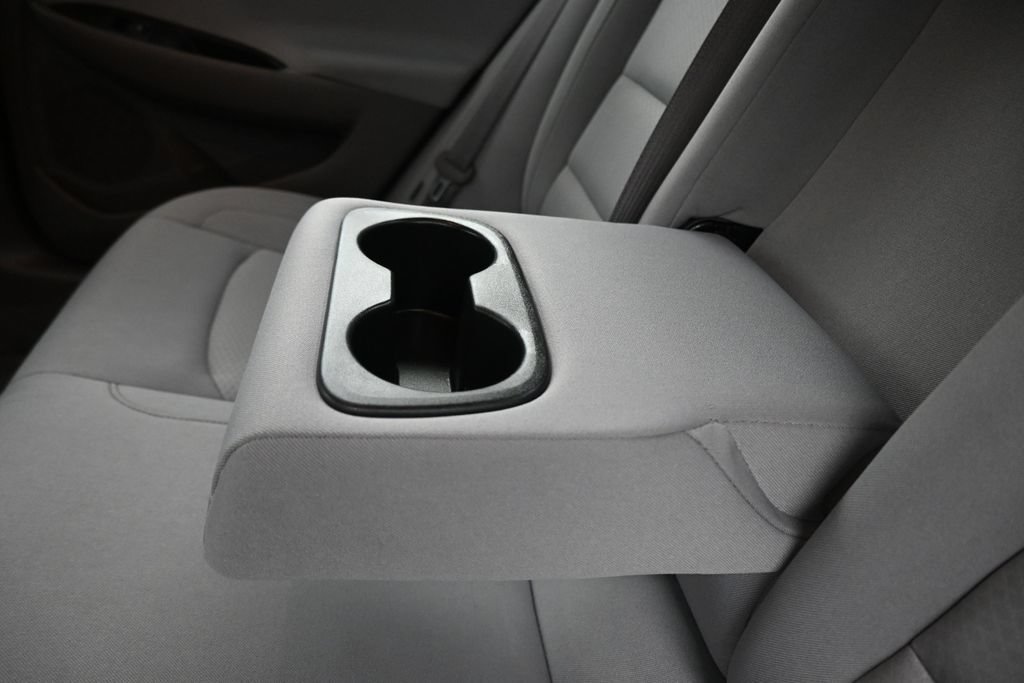 Used 2017 Chevrolet Malibu LT FWD image 31