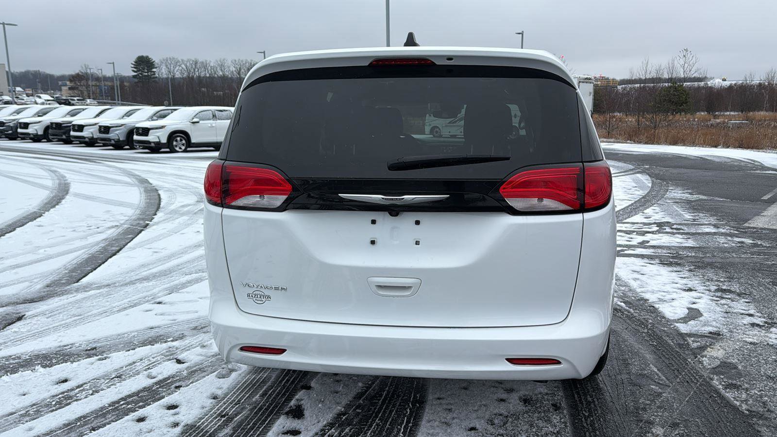 Used 2023 Chrysler Voyager LX image 7