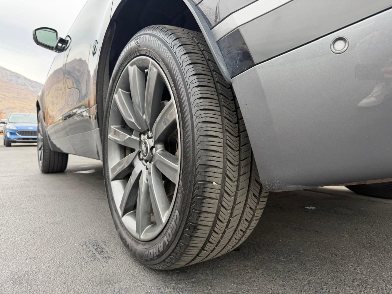 Used 2018 Land Rover Range Rover Velar R-Dynamic HSE image 40