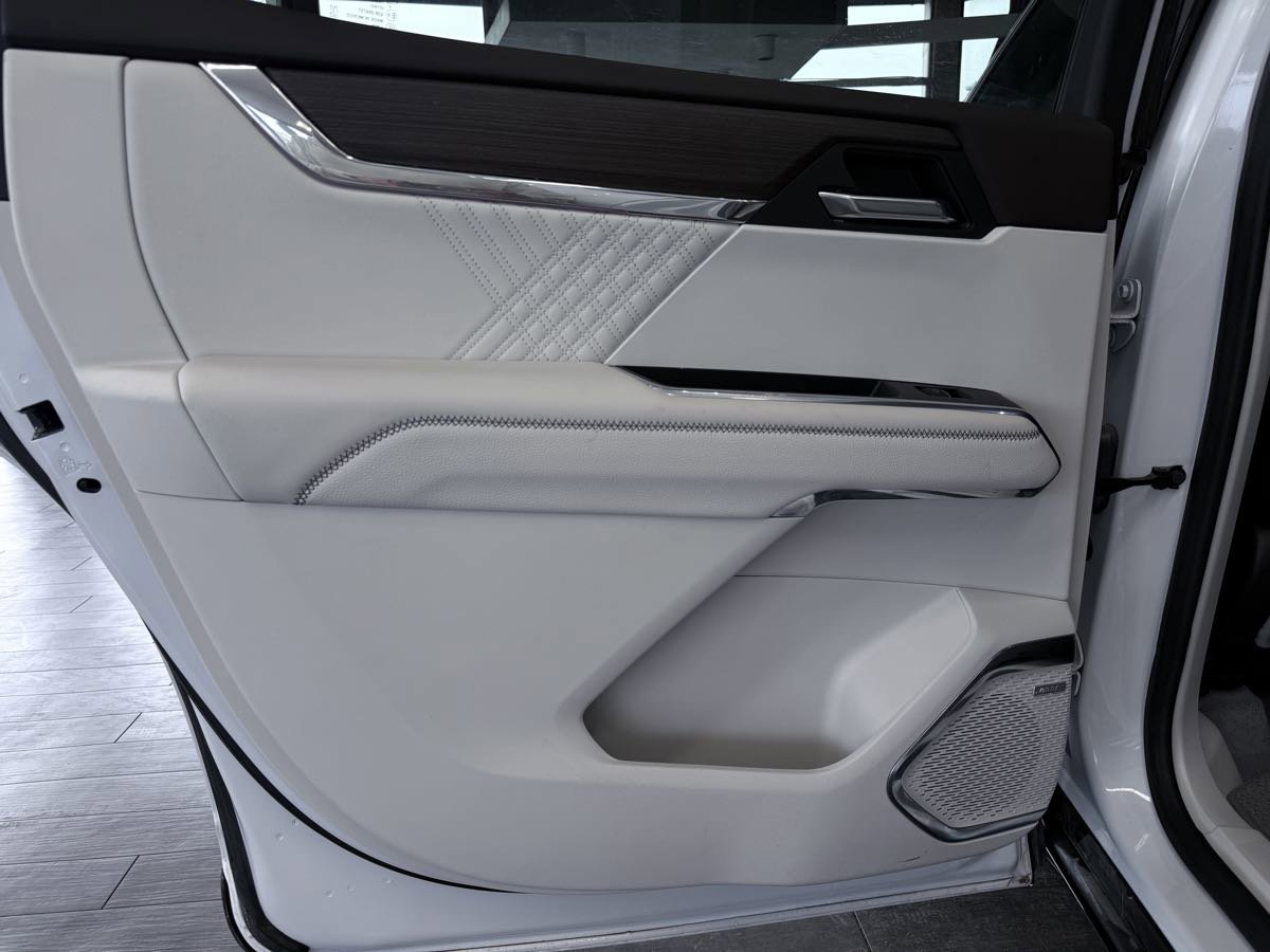 Used 2024 GMC Acadia Denali FWD image 29