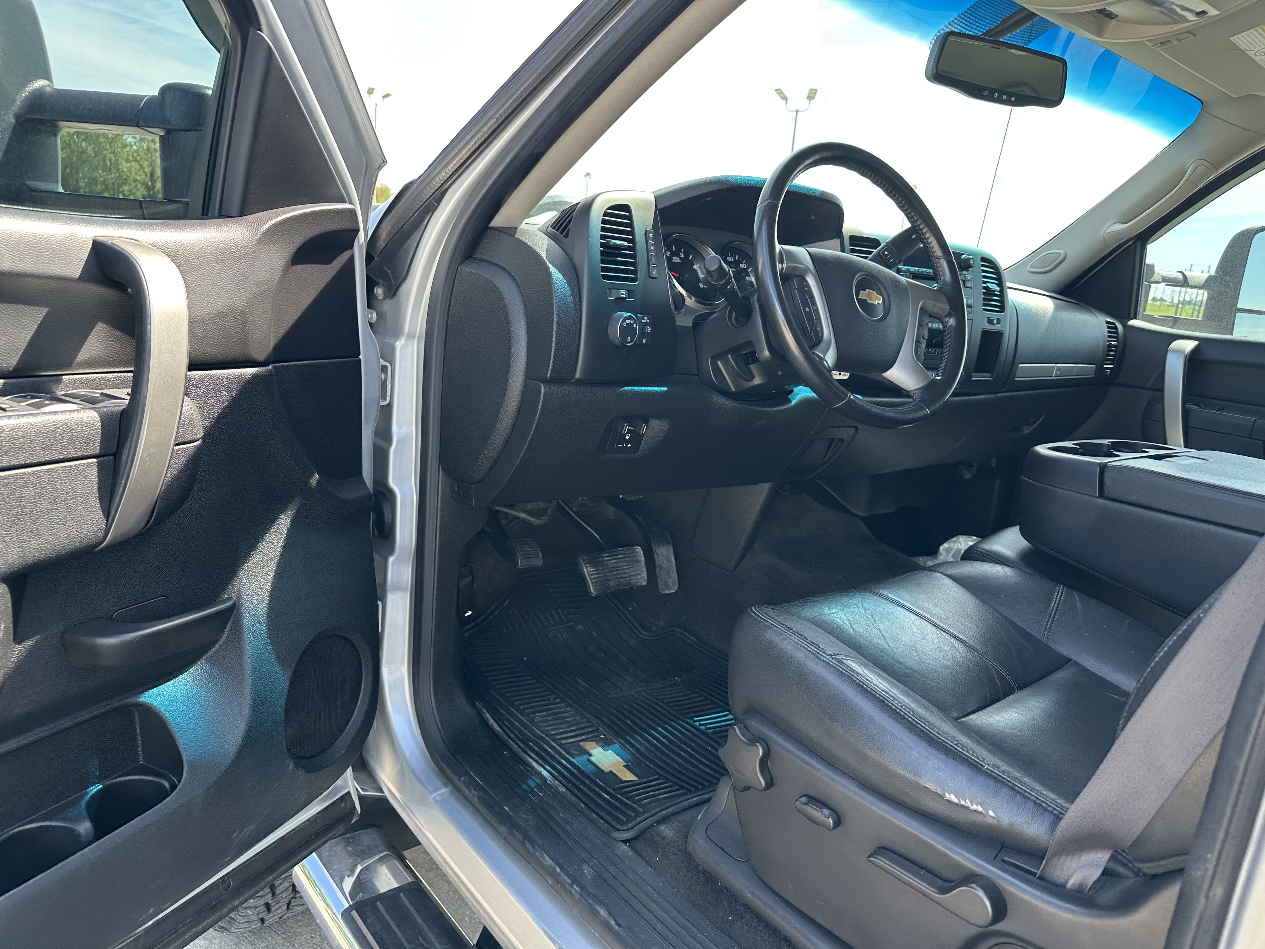 Used 2014 Chevrolet Silverado 2500 LT w/ Custom Sport Truck Package AWD/4WD image 13