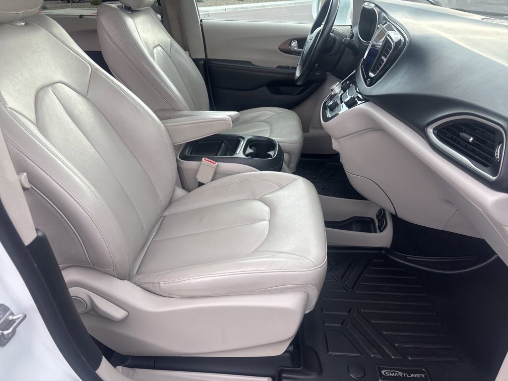 Used 2017 Chrysler Pacifica Touring-L FWD image 17