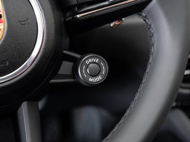 Certified 2025 Porsche Macan AWD/4WD image 16